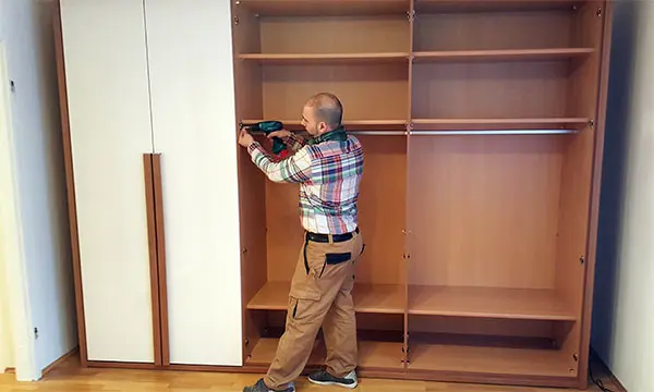 PIR Mitarbeiter bau einen Schrank auf