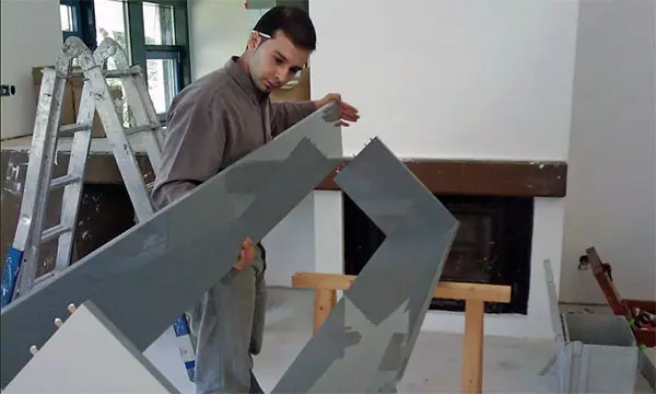 PIR Mitarbeiter bau einen Schrank auf