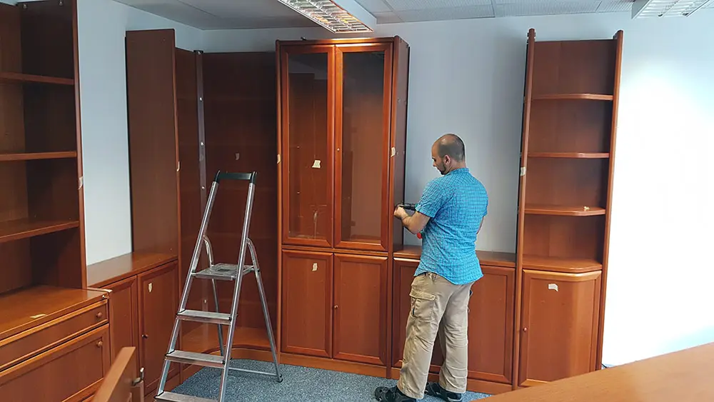 Ein im Aufbau befindlicher Wohnzimmerschrank asus Holz mit Glaselementen