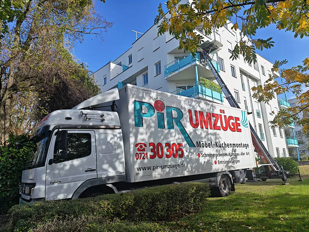 Ein Transporter sowie der Außenaufzug der Pir Umzüge GmbH