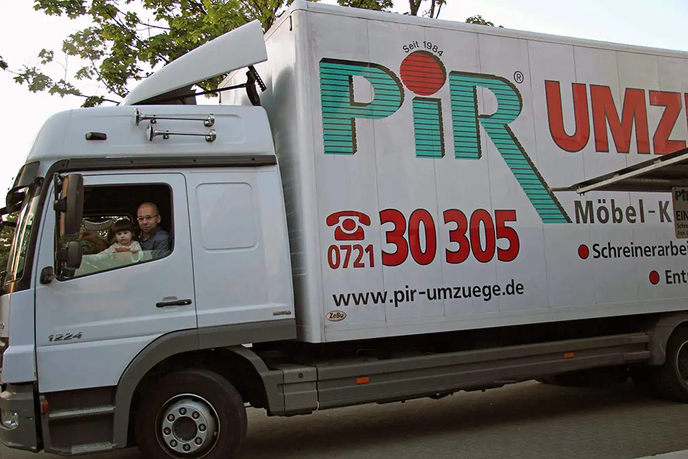 Mitarbeiter fährt einene Transporter der Pir Umzüge GmbH