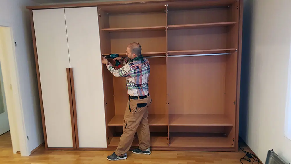 Aufbau eines Schranks nach dem Umzug