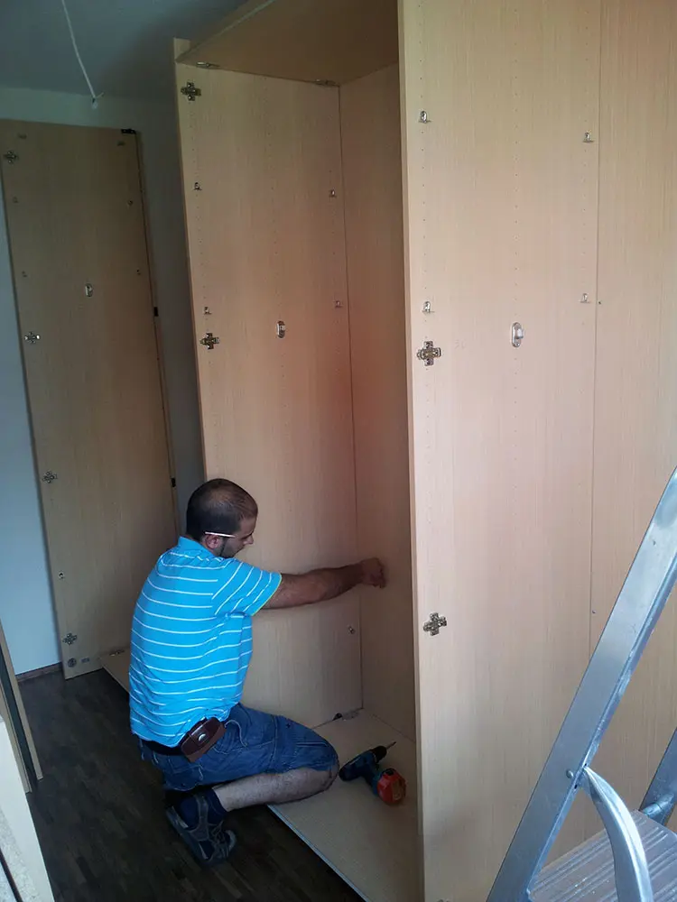 Aufbau eines Schranks nach dem Umzug