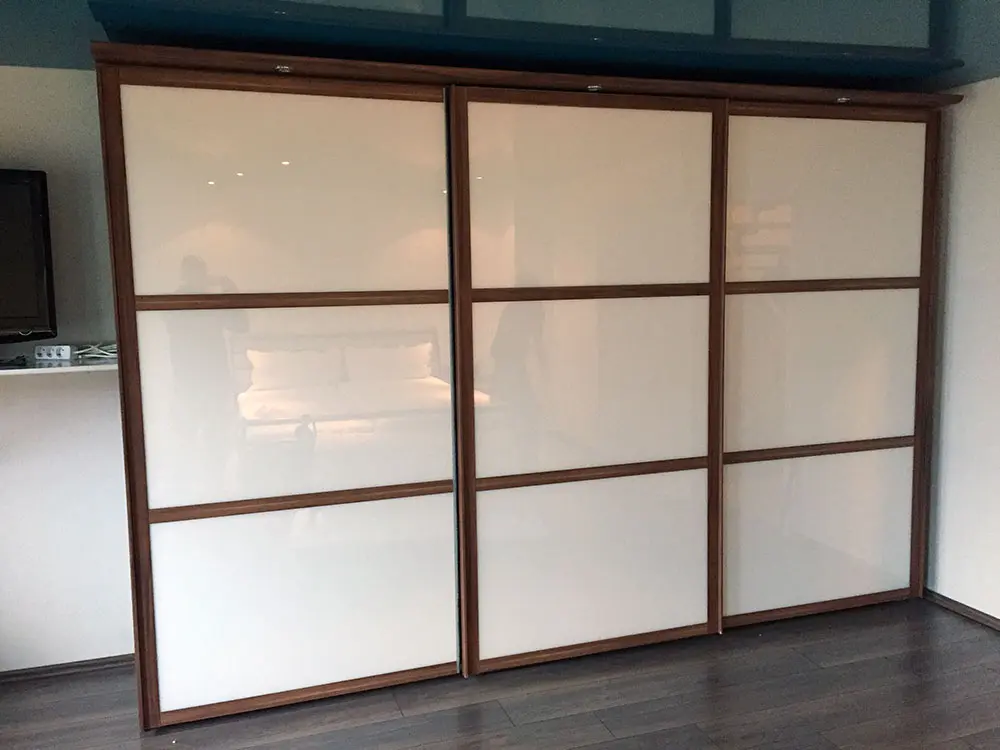 Aufbau eines großen Möbelelements nach dem Umzug