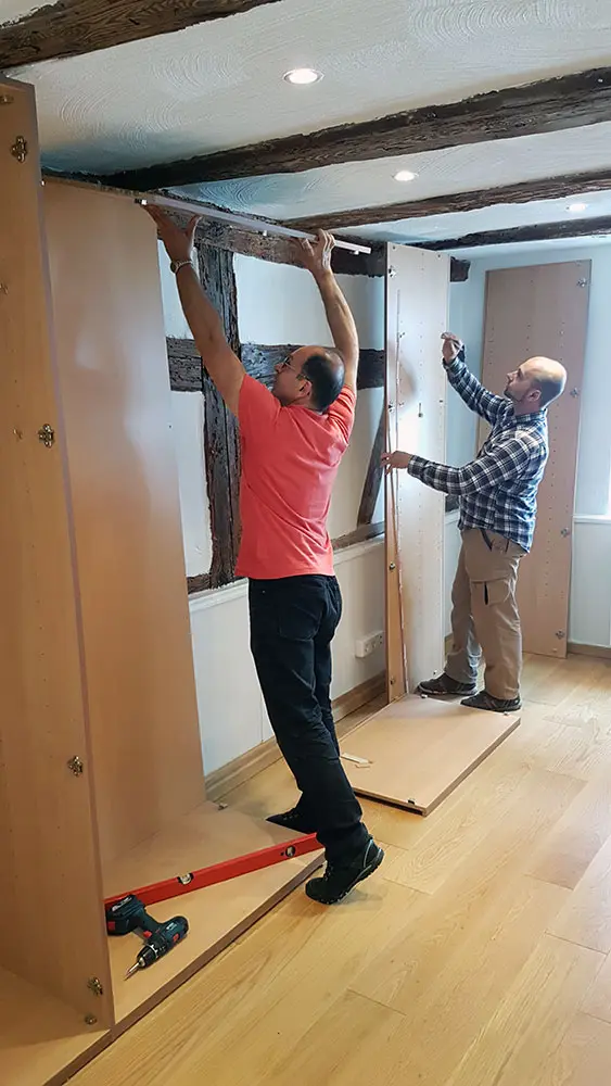 Aufbau eines Schlafzimmerschranks nach dem Umzug