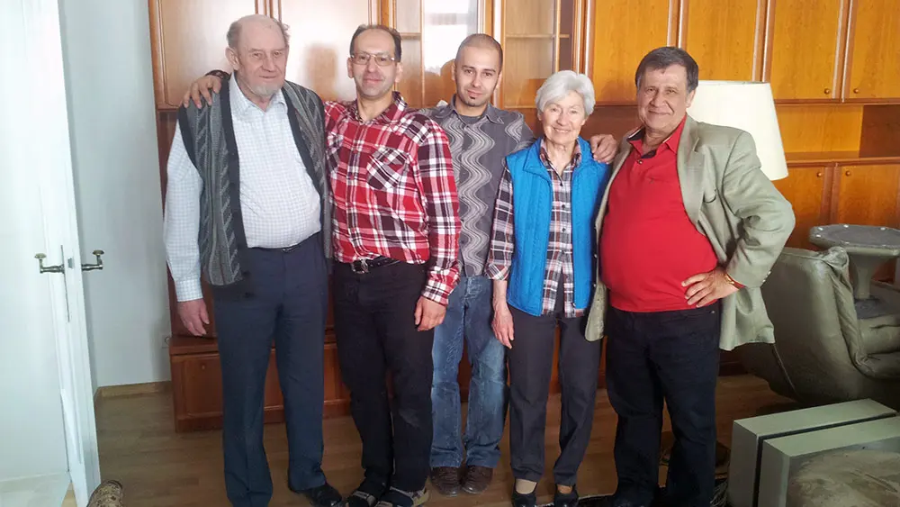 Gruppenbild zufriedener Senioren nach dem Umzug