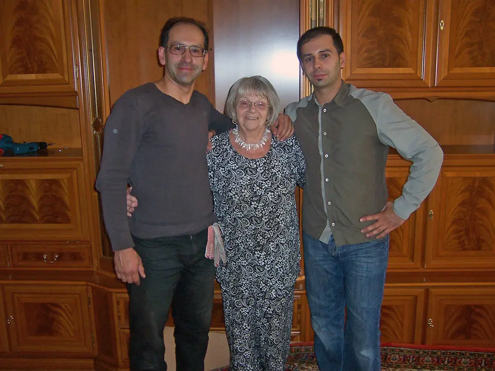 Gruppenbild zufriedener Senioren nach dem Umzug