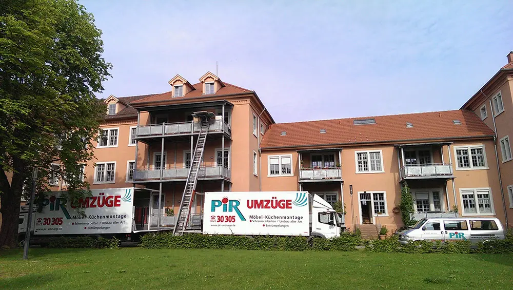 Transporer und Aussenaufzug vor einem Mehrfamilienhaus