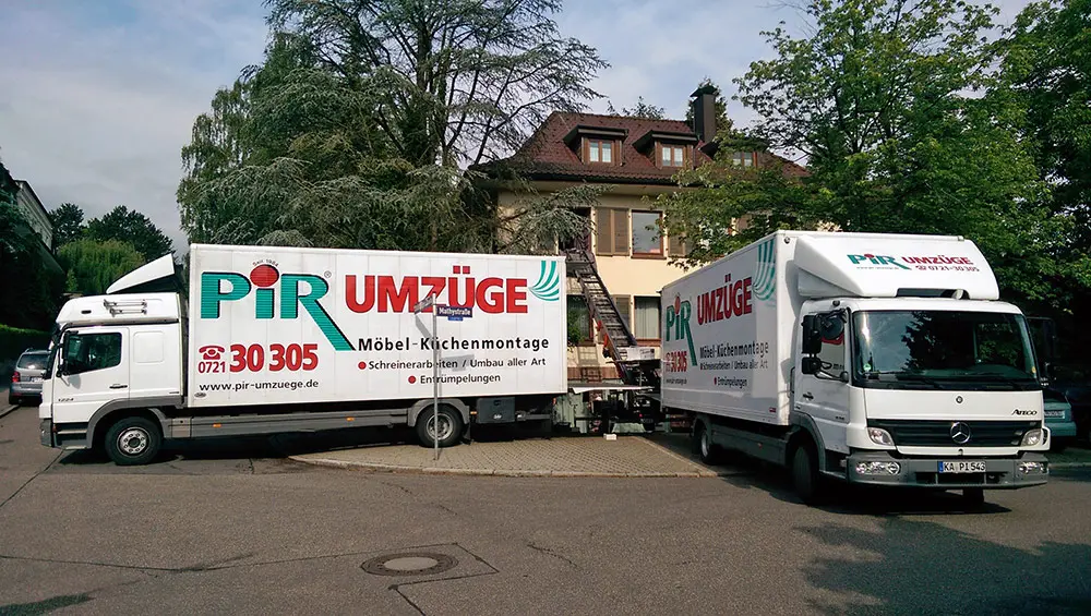 Ein Transporter sowie der Außenaufzug der Pir Umzüge GmbH