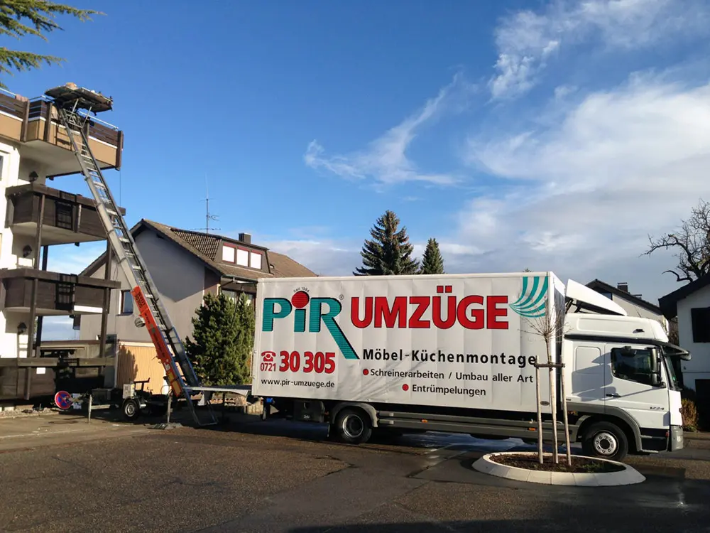 Ein Transporter sowie der Außenaufzug der Pir Umzüge GmbH
