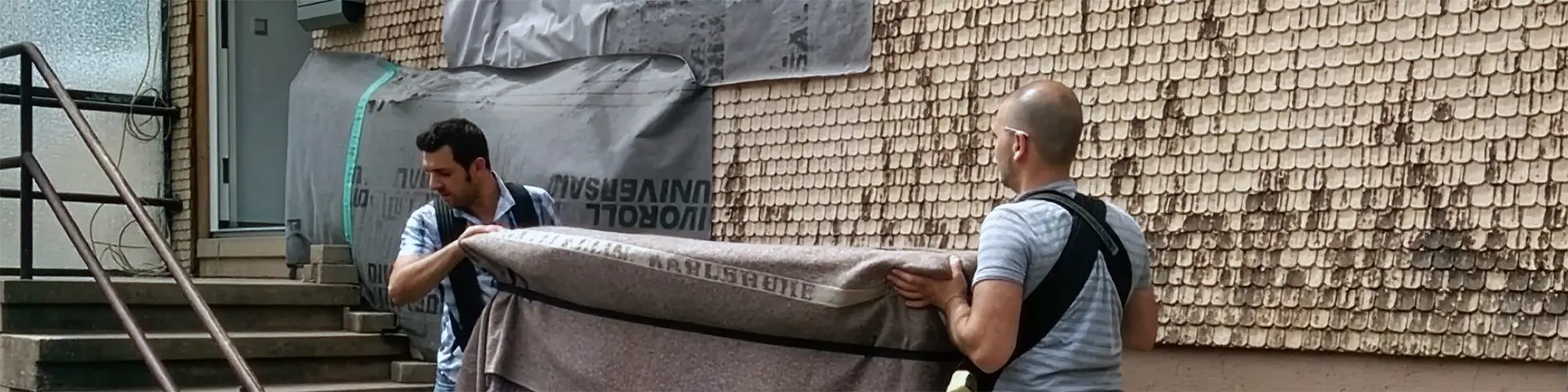 Zwei Umzugs-Transporter der Firma Pir Umzüge Karlsruhe