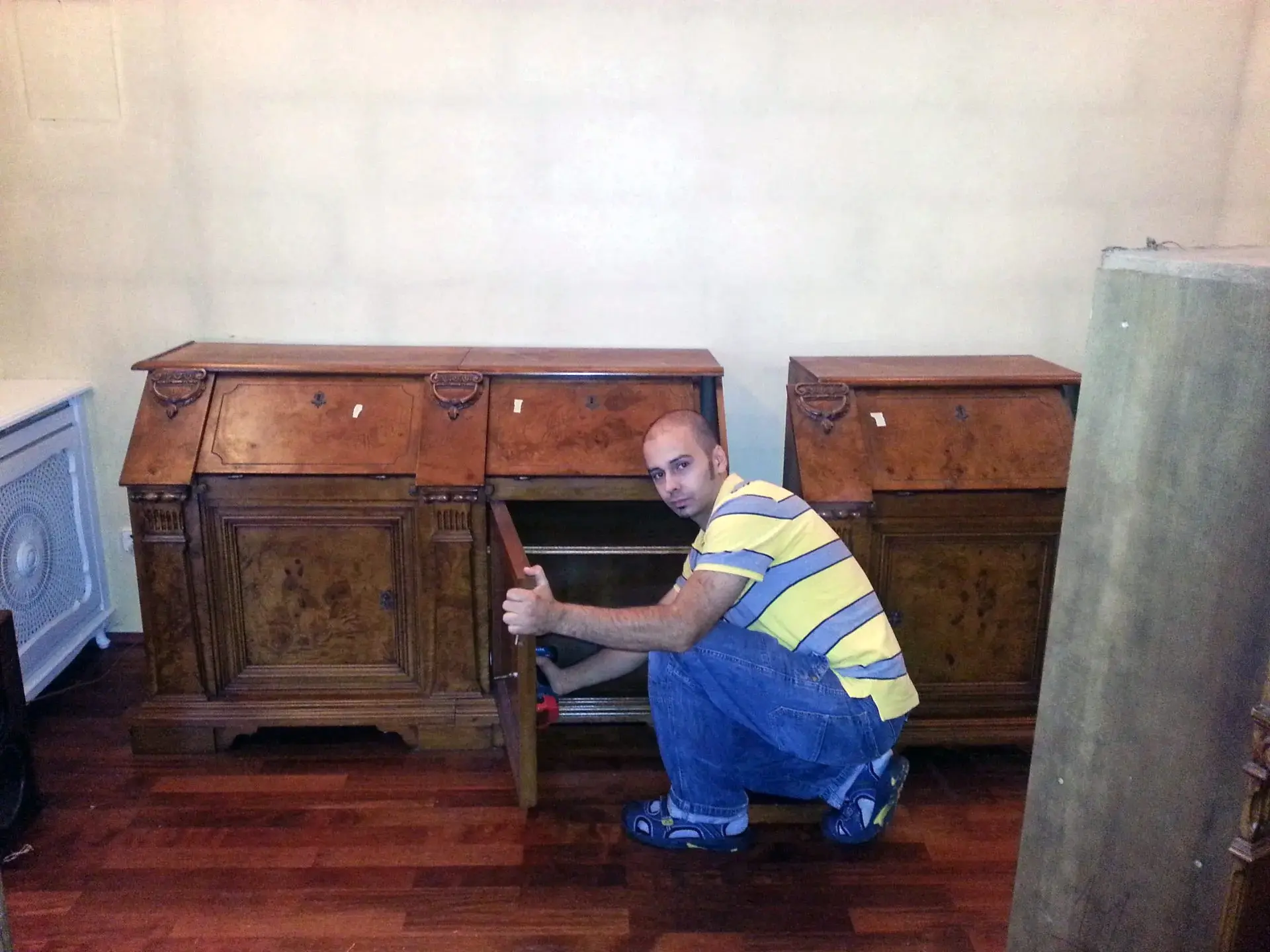 Antike Möbelstücke werden von Mitarbeitern zum Transport vorbereitet