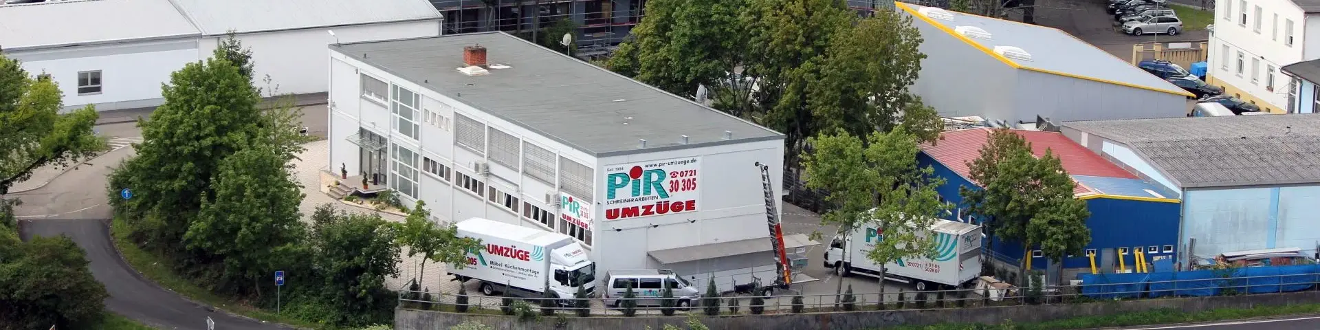 Zwei Umzugs-Transporter der Firma Pir Umzüge Karlsruhe