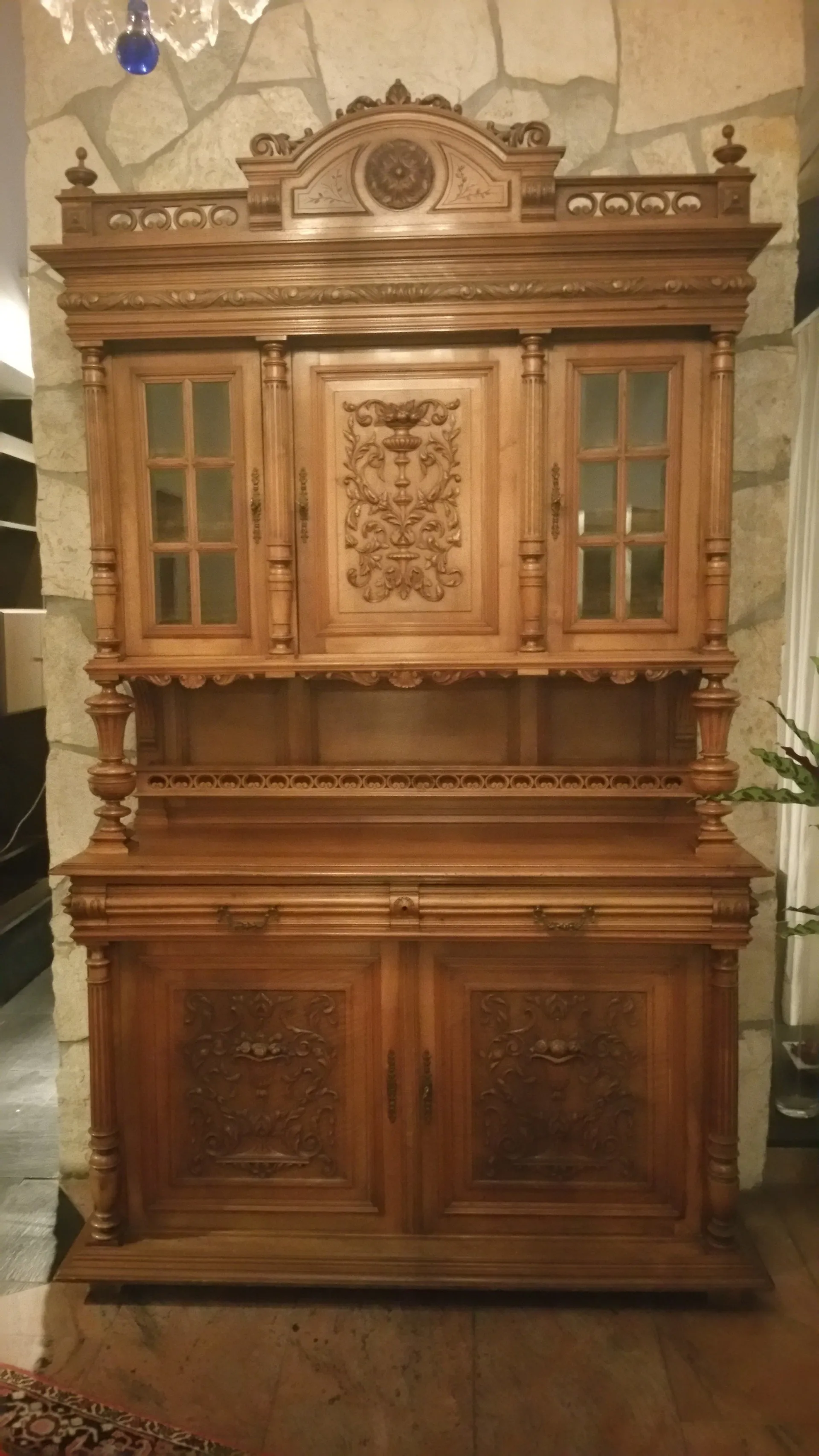 Ein antikes Möbelstück mit vielen geschnitzten Elementen