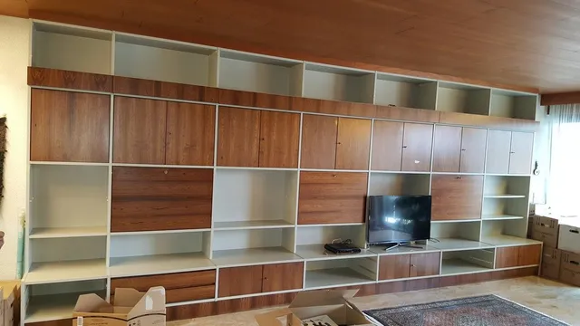 Von PIR Umzüge aufgebaute Wohnzimmer-Möbelwand