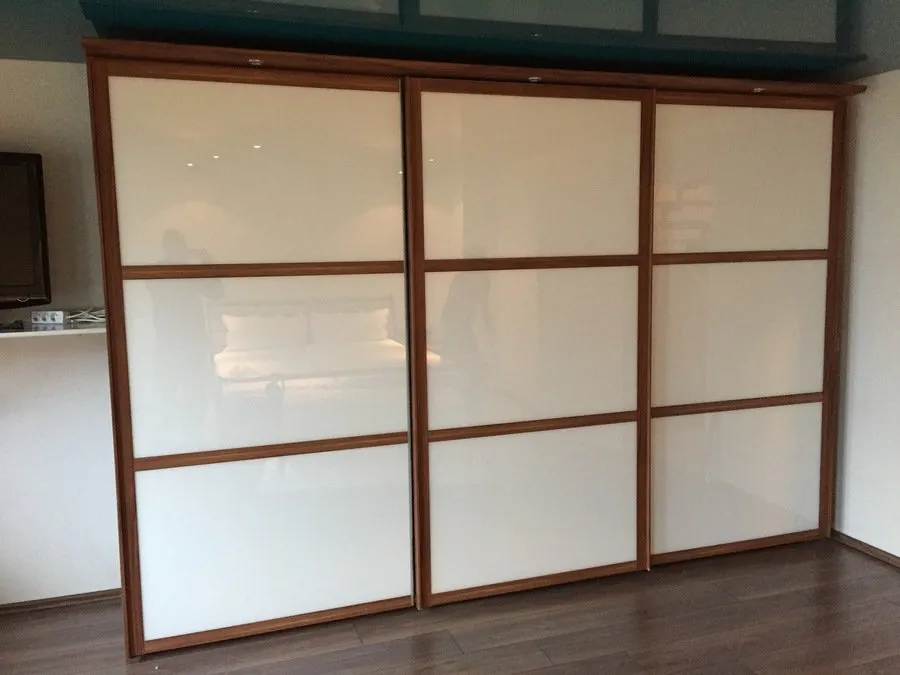 Aufbau eines großen Möbelelements nach dem Umzug