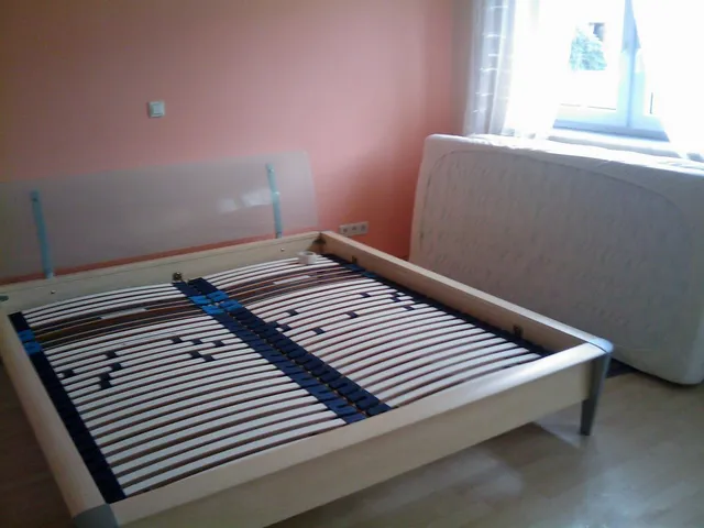 Aufbau eines Doppelbetts durch PIR Umzüge