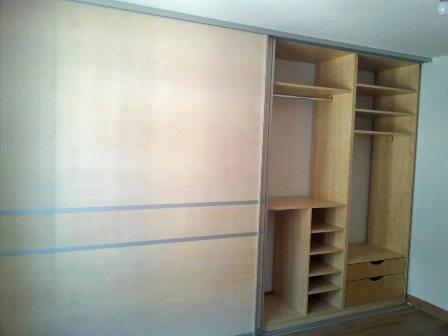 Aufbau eines großen Möbelelements nach dem Umzug