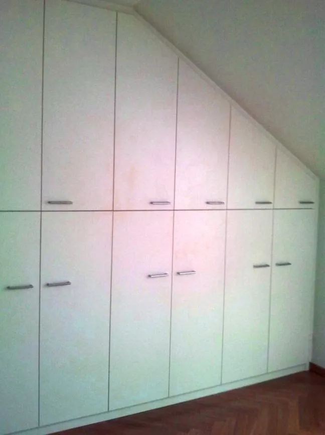 Fertig aufgebaute, durch Schreinerarbeiten angepasste Schrankwand