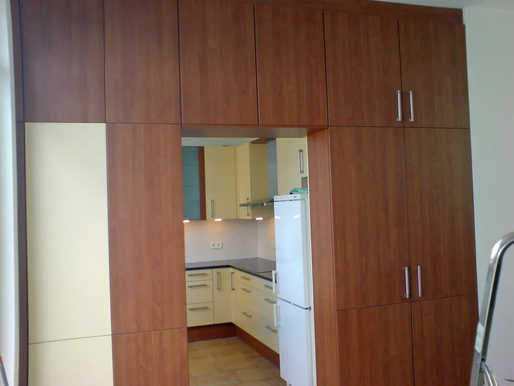 Aufbau eines großen Möbelelements nach dem Umzug