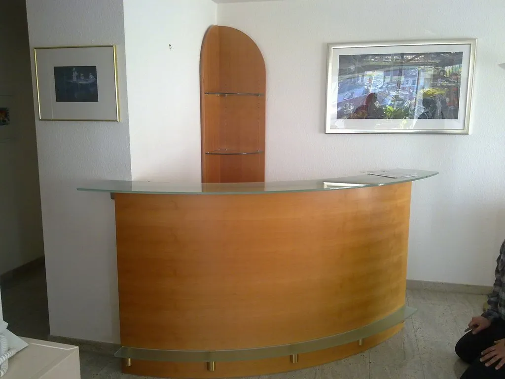 Ein Beispield er Schreinerarbeiten von PIR Umzüge: Großes rundes Empfangs-Element