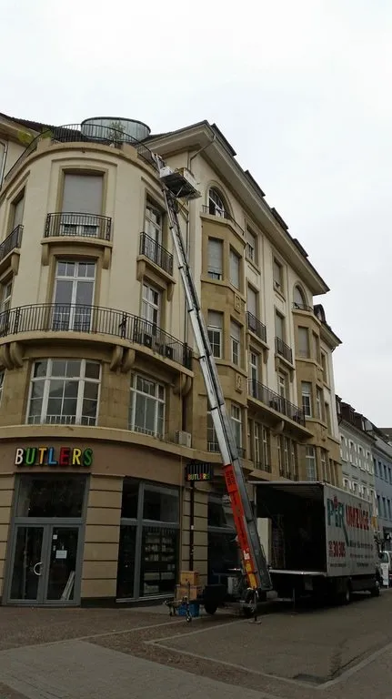 Außenaufzug im Einsatz vor einer Dachterasse