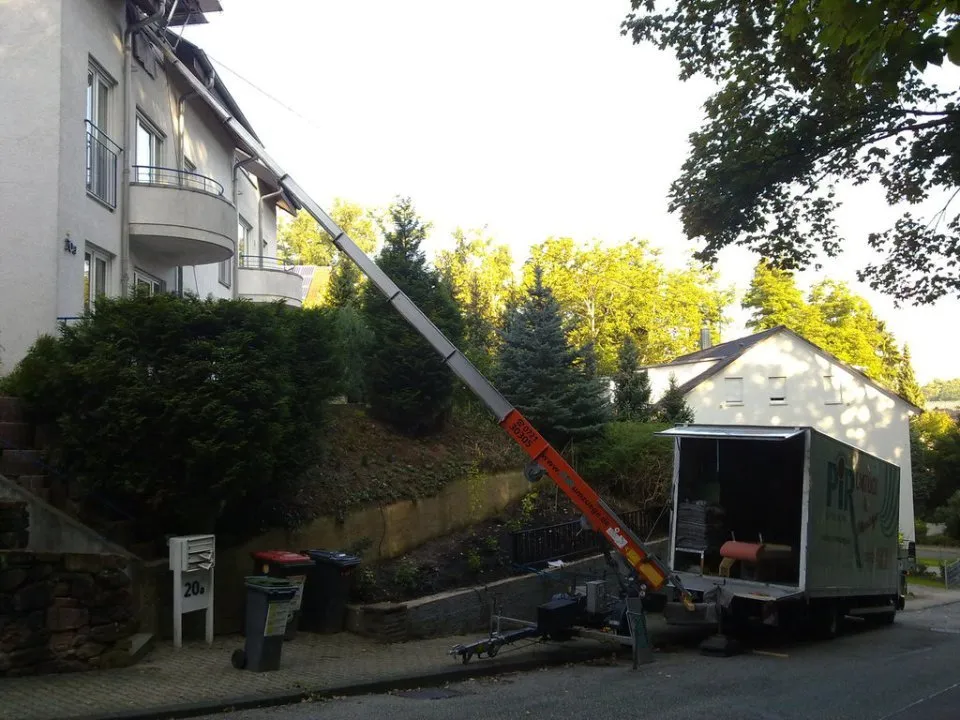 Der Außenaufzug im Einsatz beim Umzug